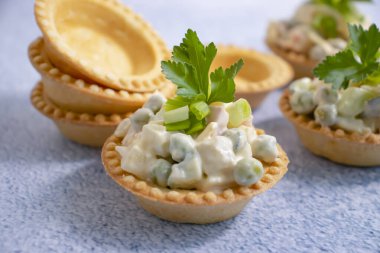 Turta içinde geleneksel olivier salatası.