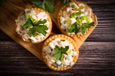 Turta içinde geleneksel olivier salatası.