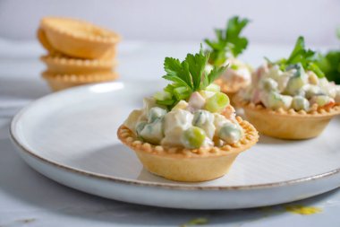 Turta içinde geleneksel olivier salatası.