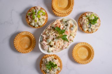 Turta içinde geleneksel olivier salatası.