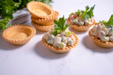 Turta içinde geleneksel olivier salatası.