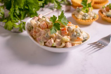 Turta içinde geleneksel olivier salatası.