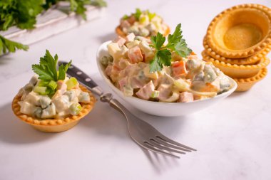 Turta içinde geleneksel olivier salatası.