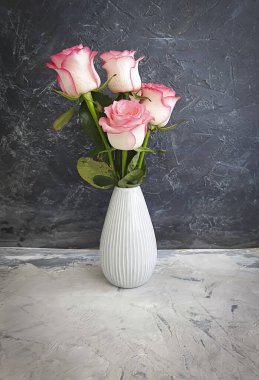 beton bir arka planda vazoda yükseldi