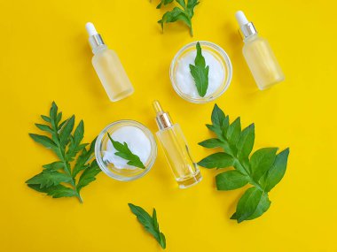  Renkli arka planda krem kozmetik ürünleri