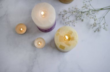 Mum, çimento arkaplanda çingene çiçeği