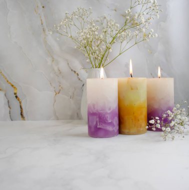 Mum, çimento arkaplanda çingene çiçeği