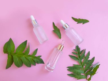 Renkli arkaplanda krema kozmetik sayfası