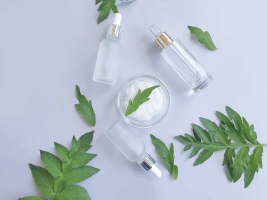 Renkli arkaplanda krema kozmetik sayfası