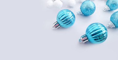 Renkli bir arka planda Noel ağacı oyuncağı