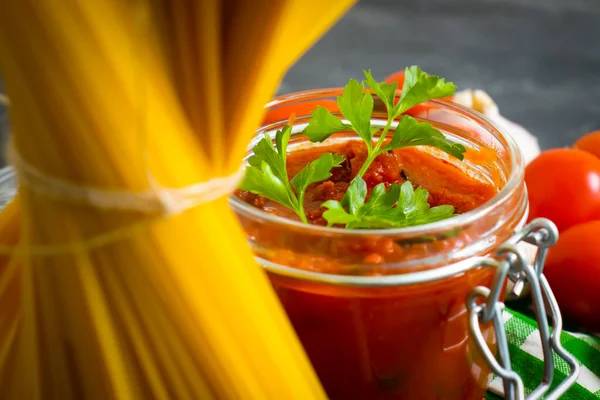 Concentrato Pomodoro Pasta Secca Fondo Cemento — Foto Stock