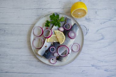 Lezzetli ringa balığı, mavi soğanlı maydanoz.