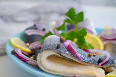 Lezzetli ringa balığı, mavi soğanlı maydanoz.