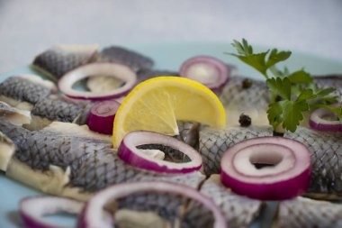 Lezzetli ringa balığı, mavi soğanlı maydanoz.