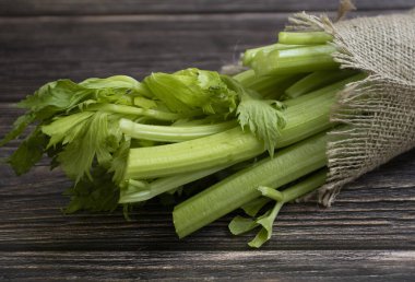 Ahşap bir arka planda kereviz sapı