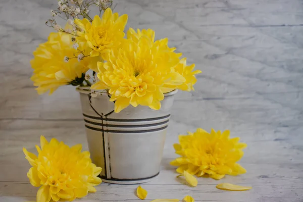 Crisantemo Amarillo Jarrón Sobre Fondo Viejo — Foto de Stock