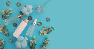 Renkli bir arka planda kozmetik pamuk kremi