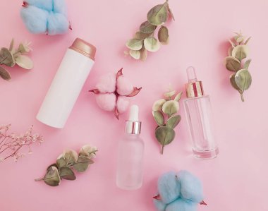 Renkli bir arka planda kozmetik pamuk kremi