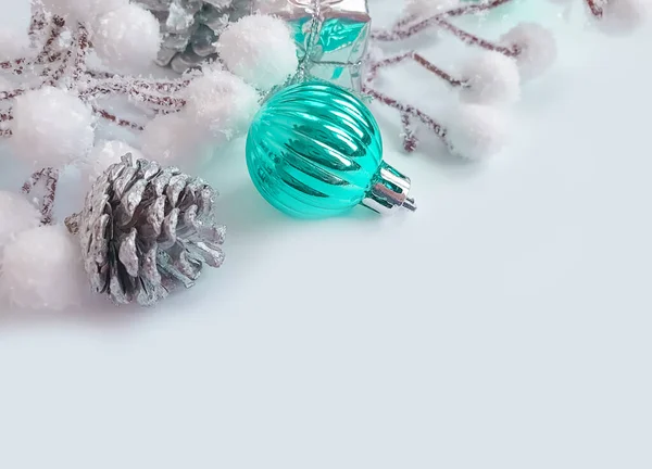 Dal Noel Ağacı Oyuncağı Çam Kozalağı Noel Arkaplanı — Stok fotoğraf