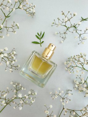 Bir şişe parfüm çiçeği.