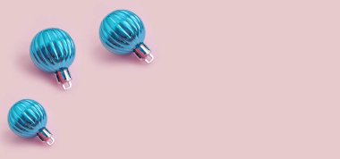 Renkli bir arka planda Noel oyuncağı topu