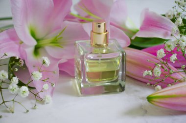 Granit bir arka planda bir şişe güzel çiçek parfümü