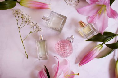 Granit bir arka planda bir şişe güzel çiçek parfümü