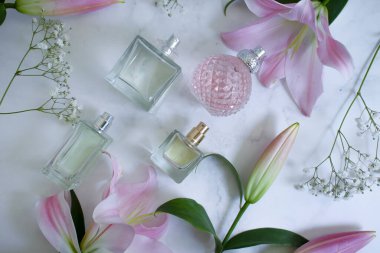 Granit bir arka planda bir şişe güzel çiçek parfümü