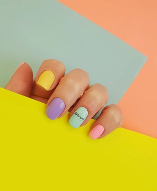 Kadın eli güzel manikür.