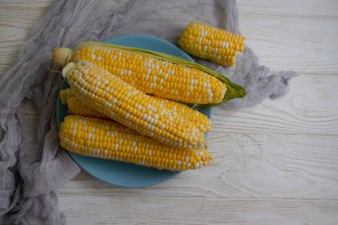 Ahşap zemin üzerinde çiğ mısır