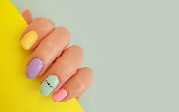 Vrouwelijke Hand Mooie Manicure Een Gekleurde Achtergrond — Stockfoto