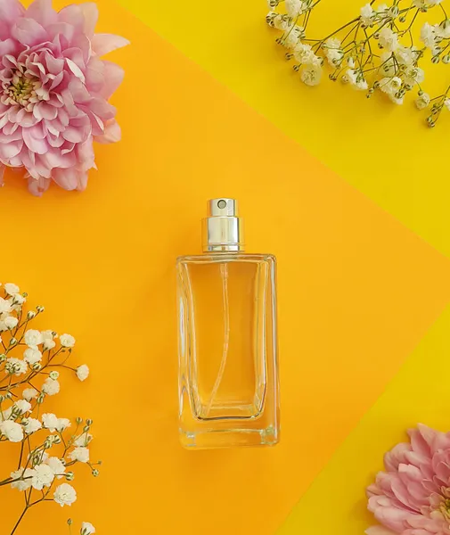 Bouteille Parfum Fleur Sur Fond Coloré — Photo