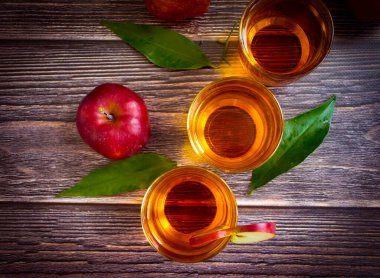 Ahşap arka planda elma suyu meyvesi