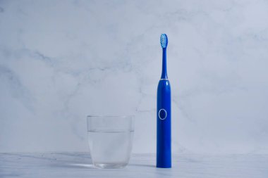 açık arkaplanda elektrikli diş fırçası