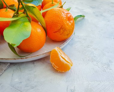 Ahşap arka planda taze mandalina