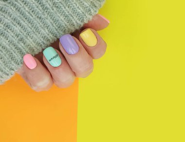 Güzel manikür süveter konsepti