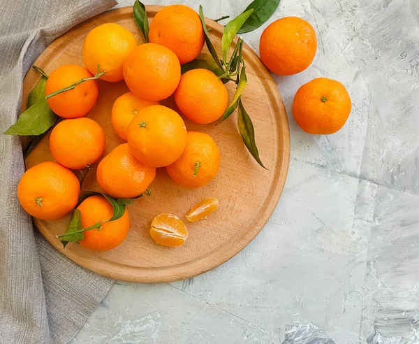 Segar Tangerine Latar Belakang Kayu — Stok Foto