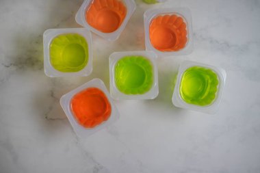 Plastik cam jelatin karışımında meyve jölesi.