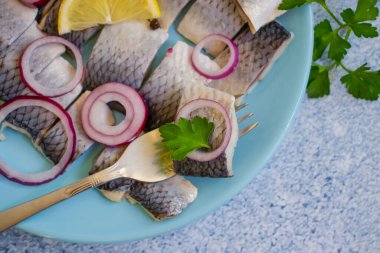 Lezzetli ringa balığı, mavi soğanlı maydanoz porsiyon aperatifi.