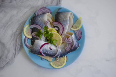 Lezzetli ringa balığı, mavi soğanlı maydanoz porsiyon aperatifi.