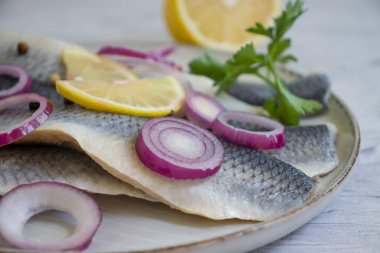 Lezzetli ringa balığı, mavi soğanlı maydanoz porsiyon aperatifi.