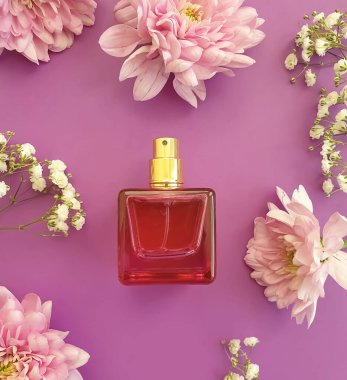 Renkli arka planda şişe parfümü çiçeği