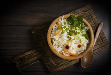 Ahşap arka planda lahana turşusu, mutfak...