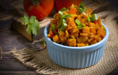 sebze yahnisi, ahşap arkaplanda domates.