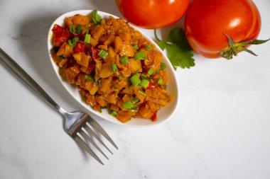 sebze yahnisi, ahşap arkaplanda domates.