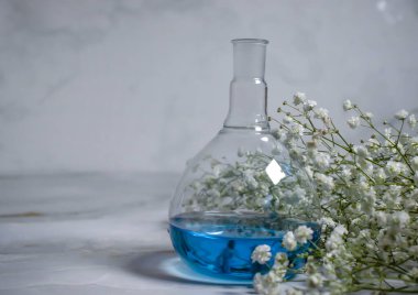 Işık arkaplan üzerinde laboratuvar şişesi çiçeği