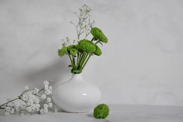 Hermoso Crisantemo Flores Gypsophila Jarrón Sobre Fondo Claro —  Fotos de Stock