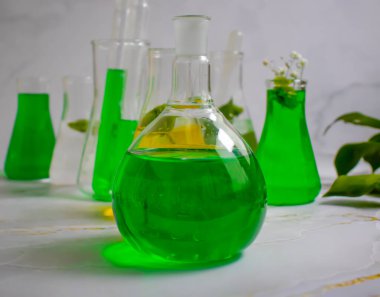 Işık arkaplan üzerinde laboratuvar şişesi çiçeği