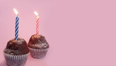 Renkli arka planda mum olan kek.