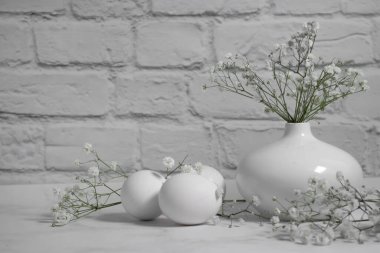 Yumurtalar, arka planda çingene çiçeği